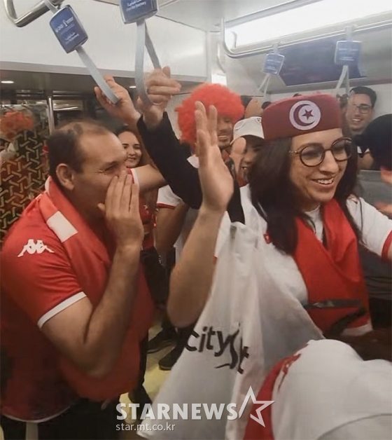 현지시간으로 22일 카타르 지하철 내에서 흥겨운 응원가를 부르고 있는 튀니지 팬들. /사진=김명석 기자