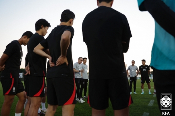 카타르 도하 알 에글라 훈련장에서 훈련을 앞두고 선수단과 대화하고 있는 파울루 벤투 감독. /사진=대한축구협회