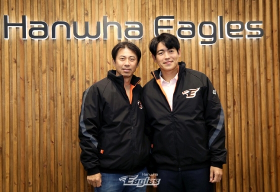 이태양(오른쪽)과 손혁 한화 단장./사진=한화 이글스