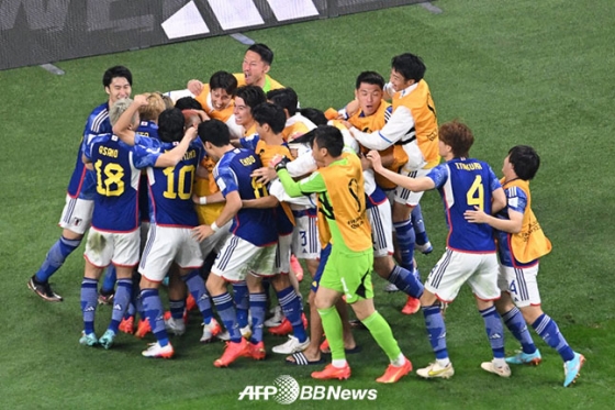 일본 축구대표팀 선수들이 23일 오후 10시 카타르 도하 칼리파 인터내셔널 스타디움에서 열린 독일과의 경기에서 도안 리츠의 동점골이 터진 뒤 기뻐하고 있다.