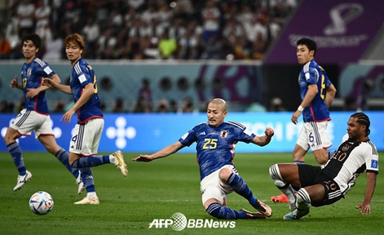 치열한 볼경합을 펼치고 있는 독일과 일본 선수들. /AFPBBNews=뉴스1