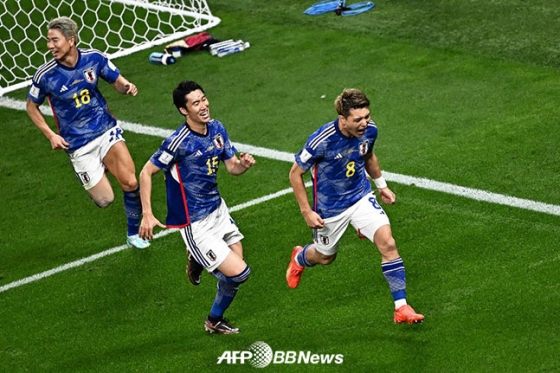 일본 축구대표팀 공격수 도안 리츠(오른쪽)가 23일 오후 10시 카타르 도하 칼리파 인터내셔널 스타디움에서 열린 독일전에서 골을 넣은 뒤 포효하고 있다. /AFPBBNews=뉴스1