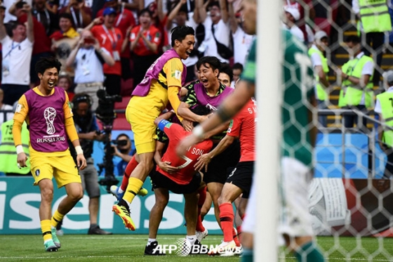 지난 2018년 러시아 월드컵 독일전 당시 손흥민의 골이 터지자 벤치에 앉아 있던 선수들까지 뛰쳐 나와 기뻐하고 있는 모습. /AFPBBNews=뉴스1