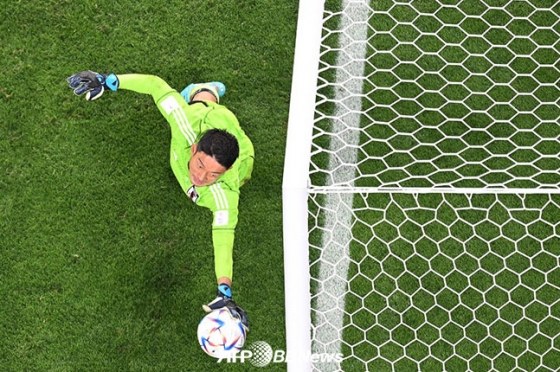 23일 독일과의 카타르 월드컵 조별리그에서 상대 슈팅을 선방해내고 있는 일본 곤다 슈이치 골키퍼. /AFPBBNews=뉴스1
