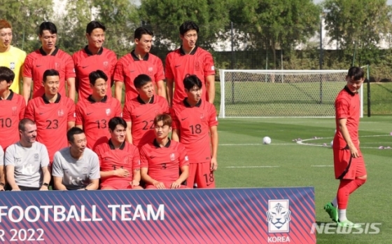 대한민국 축구대표팀 오현규(오른쪽)가 16일(현지시간) 오전 카타르 도하 알 에글라 트레이닝센터에서 단체사진 촬영을 마친 뒤 이동하고 있다. /사진=뉴시스