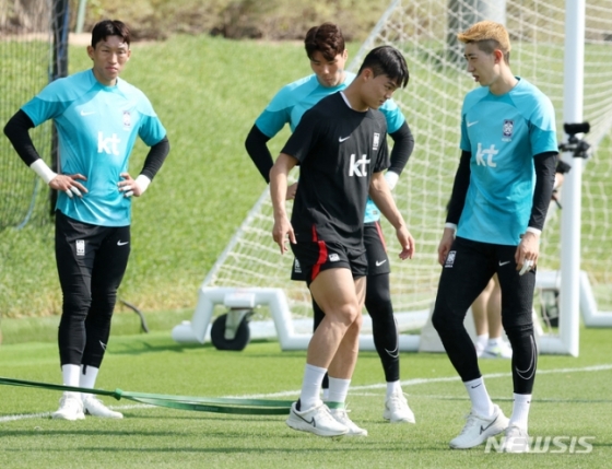 대한민국 축구대표팀 오현규(가운데)가 19일(현지시간) 오후 카타르 도하 알 에글라 트레이닝센터에서 훈련을 하고 있다. /사진=뉴시스