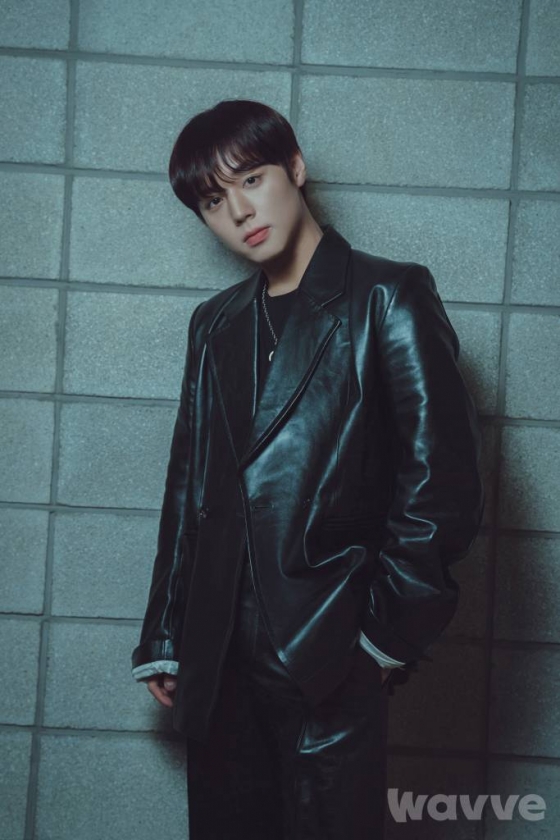 가수 겸 배우 박지훈이 22일 오후 서울 종로구 소격동의 한 카페에서 진행된 웨이브 오리지널 시리즈 &#039;약한영웅 Class 1&#039; 관련 인터뷰를 위해 포즈를 취하고 있다.  박지훈은 극 중 체력은 약하지만 타고난 두뇌와 주변 사물을 이용해 상대를 제압하는 연시은 역을 열연했다.  &#039;약한영웅&#039;은 상위 1% 모범생 연시은이 처음으로 친구가 된 수호(최현욱 분), 범석(홍경 분)과 함께 수많은 폭력에 맞서 나가는 과정을 그린 약한 소년의 강한 액션 성장 드라마다. / 사진제공 = 웨이브 /사진=김창현 기자 chmt@