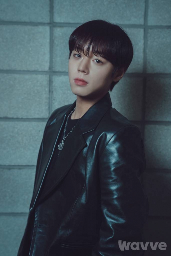 가수 겸 배우 박지훈이 22일 오후 서울 종로구 소격동의 한 카페에서 진행된 웨이브 오리지널 시리즈 &#039;약한영웅 Class 1&#039; 관련 인터뷰를 위해 포즈를 취하고 있다.  박지훈은 극 중 체력은 약하지만 타고난 두뇌와 주변 사물을 이용해 상대를 제압하는 연시은 역을 열연했다.  &#039;약한영웅&#039;은 상위 1% 모범생 연시은이 처음으로 친구가 된 수호(최현욱 분), 범석(홍경 분)과 함께 수많은 폭력에 맞서 나가는 과정을 그린 약한 소년의 강한 액션 성장 드라마다. / 사진제공 = 웨이브 /사진=김창현 기자 chmt@