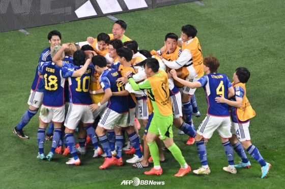 일본 축구 대표팀 선수들이 동점골이 터지자 기뻐하고 있다. /AFPBBNews=뉴스1