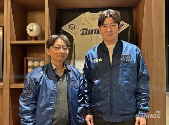 박민우(오른쪽)가 23일 NC와 FA 계약을 맺은 후 임선남 NC 단장과 사진을 찍고 있다. /사진=NC 다이노스 제공