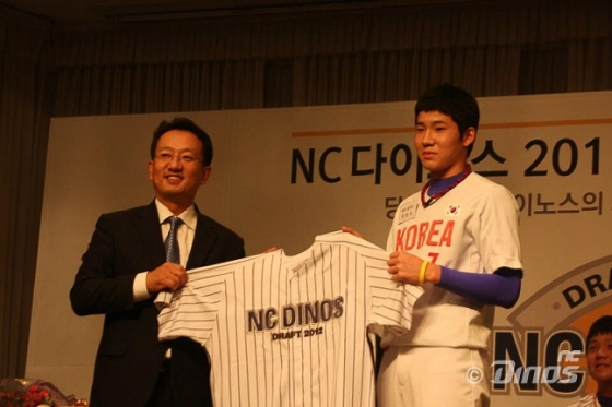 박민우(오른쪽)가 2012년 NC 신인 입단식에 참석했다. /사진=NC 다이노스 제공
