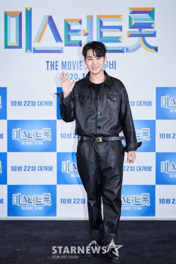 가수 김희재가 19일 오후 온라인 생중계로 진행된 &#039;미스터트롯 : 더무비&#039; 제작보고회에 참석해 포즈를 취하고 있다. /사진제공=모비 /사진=이동훈 기자 photoguy@