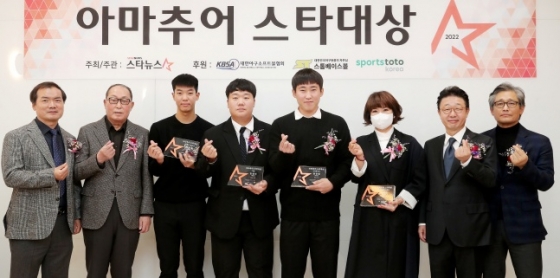 스타뉴스 주최·주관 &#039;2022 아마추어 스타대상&#039; 시상식이 24일 오후 서울 송파구 잠실야구장 콘퍼런스룸에서 열렸다. 이날 박준철 스타뉴스 대표(왼쪽부터), 김인식 KBO 총재 특별고문, 장충고 황준서, 경남고 김범석, 충암고 윤영철, 경기고 이상준 어머니 이대경 씨, 이종훈 대한야구소프트볼협회장, 양해영 대한야구소프트볼협회 부회장이 기념촬영을 하고 있다. /사진=김창현 기자