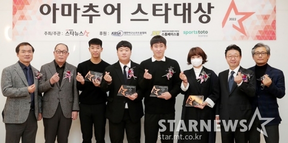 &#039;2022 아마추어 스타대상&#039; 시상식이 24일 잠실구장에서 열렸다. 왼쪽부터 박준철 스타뉴스 대표, 김인식 KBO 총재 특별고문, 황준서, 김범석, 윤영철, 이대경씨(이상준 어머니), 이종훈 대한야구소프트볼협회 회장, 양해영 대한야구소프트볼협회 부회장.  /사진=김창현 기자