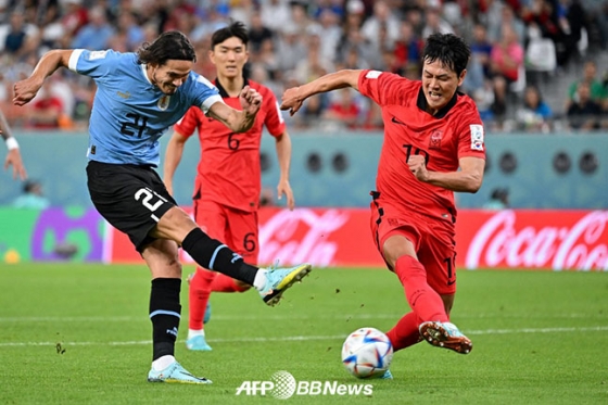 대한민국 축구대표팀 수비수 김영권(오른쪽)이 24일 에듀케이션 시티 스타디움에서 열린 우루과이전에서 에딘손 카바니의 슈팅을 막아내고 있다. /AFPBBNews=뉴스1