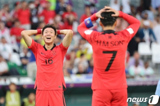 대한민국 축구대표팀 공격수 황의조(왼쪽)가 결정적인 득점 기회를 놓치자 아쉬워하고 있다. /사진=뉴시스