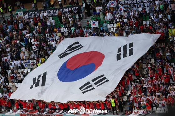 한국과 우루과이전이 열린 24일 에듀케이션 시티 스타디움을 찾은 대한민국 팬들. /AFPBBNews=뉴스1