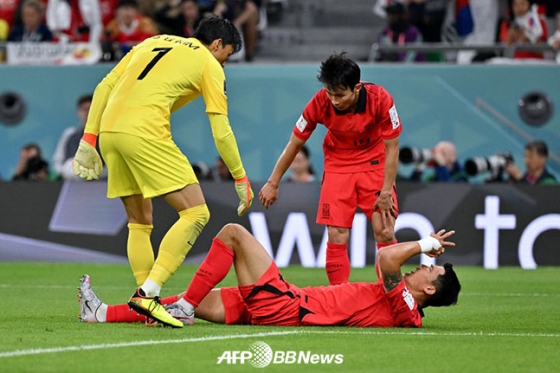 대한민국 축구대표팀 수비수 김민재가 24일 우루과이와의 경기 도중 근육 부상으로 쓰러져 고통을 호소하고 있다. /AFPBBNews=뉴스1