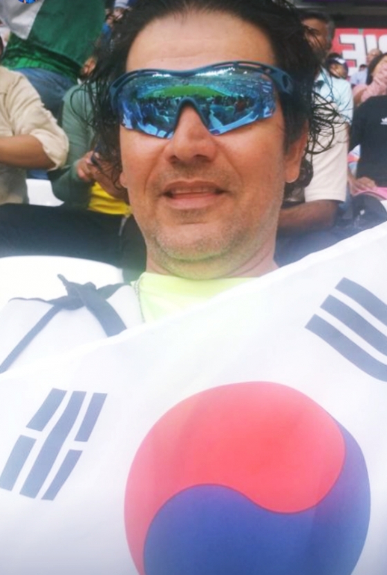 카를로스 수베로 한화 이글스 감독이 카타르 현지서 한국-우루과이전을 직관하고 있다. /사진=수베로 감독 SNS