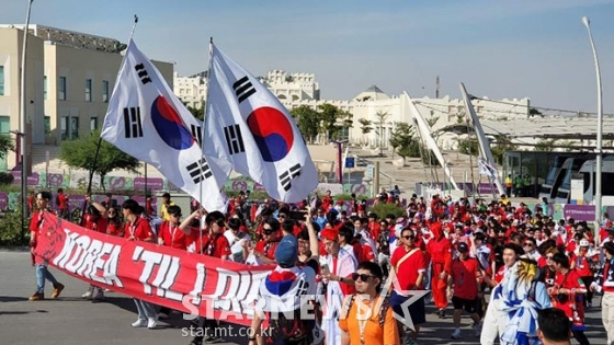 24일 카타르 알라이얀 에듀케이션 시티 스타디움서 열린 우루과이전을 앞두고 단체로 경기장으로 향하고 있는 붉은악마. /사진=김명석 기자