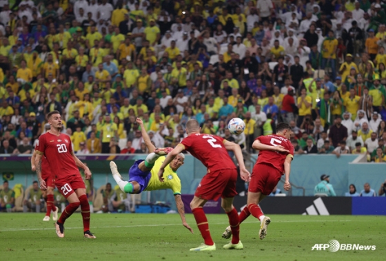 브라질 공격수 히샬리송(노란색 유니폼)의 환상적인 바이시클 골 장면. /사진=AFPBBNews=뉴스1