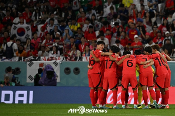 한국 축구대표팀 선수들이 24일 카타르 에듀케이션 시티 스타디움에서 열린 우루과이전을 앞두고 의지를 다지고 있다. /AFPBBNews=뉴스1