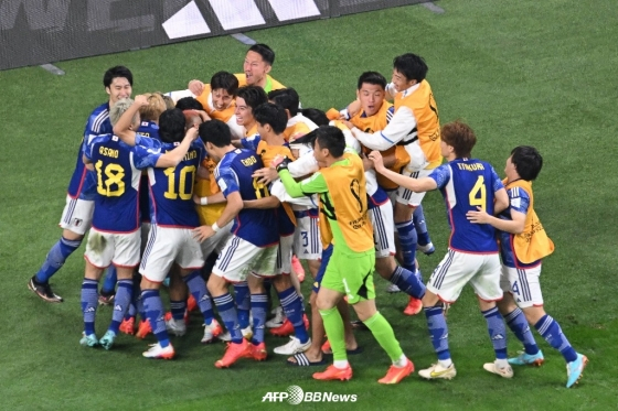 일본 축구대표팀 선수들이 23일 독일과의 경기에서 동점골이 터지자 환호하고 있다. /AFPBBNews=뉴스1