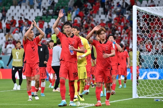 한국 축구 대표팀 선수들이 우루과이전을 마친 뒤 경기장을 돌며 팬들을 향해 인사하고 있다. /AFPBBNews=뉴스1