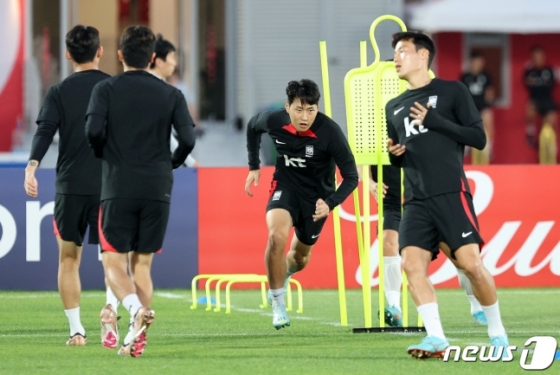  파울루 벤투 감독이 이끄는 대한민국 축구대표팀의 이강인 등이 25일 오후(현지시간) 카타르 도하 알에글라 트레이닝센터에서 훈련을 하고 있다. /사진=뉴스1