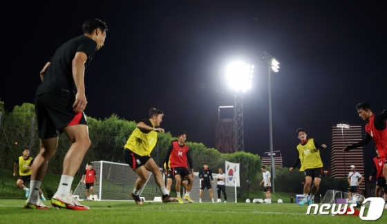 파울루 벤투 감독이 이끄는 대한민국 축구대표팀 선수들이 25일 오후(현지시간) 카타르 도하 알에글라 트레이닝센터에서 훈련을 하고 있다. /사진=뉴스1