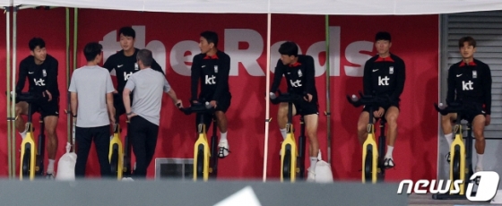 파울루 벤투 감독이 이끄는 대한민국 축구대표팀의 손흥민 등이 25일 오후(현지시간) 카타르 도하 알에글라 트레이닝센터에서 자전거를 타며 회복훈련을 하고 있다. /사진=뉴스1
