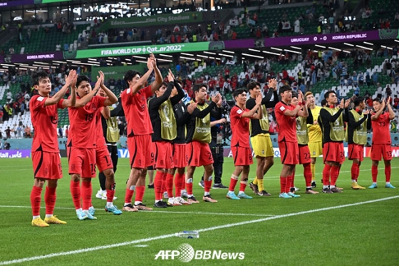 지난 24일 우루과이전 경기 후 팬들에게 인사하고 있는 대한민국 축구대표팀 선수들. /AFPBBNews=뉴스1