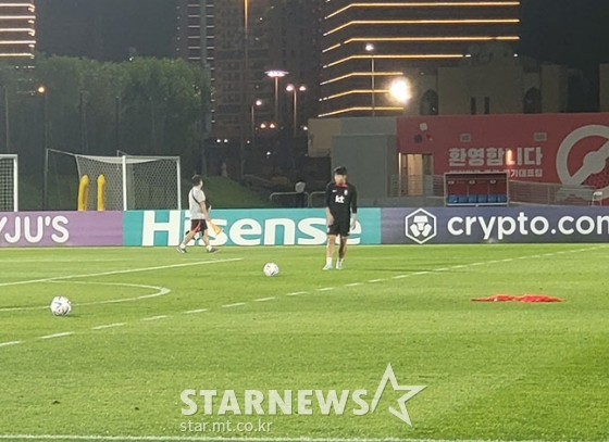 25일 카타르 도하 알 에글라 훈련장에서 진행된 대표팀 훈련을 모두 마친 뒤 홀로 프리킥 연습을 하고 있는 이강인. /사진=김명석 기자