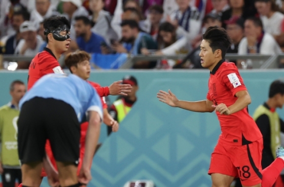 지난 24일 카타르 알라이얀 에듀케이션 시티 스타디움에서 열린 2022 카타르 월드컵 H조 1차전 대한민국과 우루과이의 경기, 교체 투입 되고 있는 이강인이 주장 손흥민과 하이파이브하고 있다. /사진=뉴시스