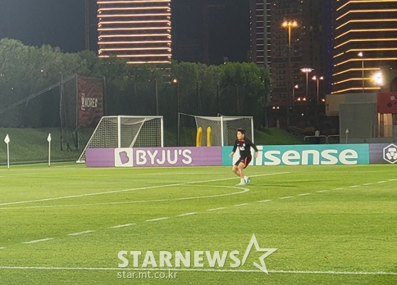 25일 카타르 도하 알 에글라 훈련장에서 진행된 대표팀 훈련을 모두 마친 뒤 홀로 프리킥 연습을 하고 있는 이강인. /사진=김명석 기자