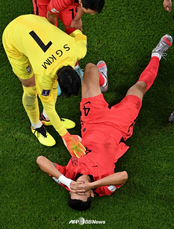 대한민국 축구대표팀 수비수 김민재가 지난 24일 우루과이전에서 부상을 당한 뒤 쓰러져 고통을 호소하고 있다. /AFPBBNews=뉴스1