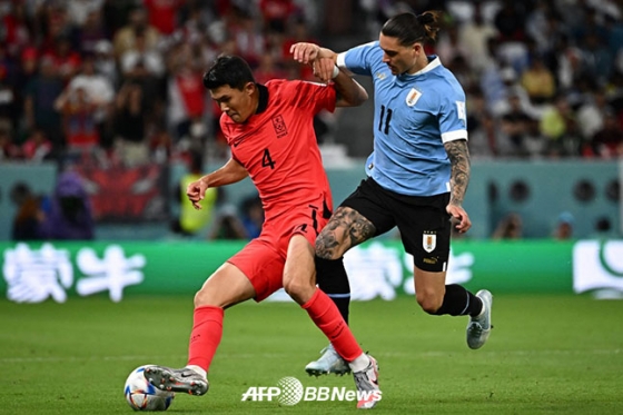 지난 24일 우루과이전에서 다르윈 누녜스와의 볼 경합에서 승리하고 있는 김민재. /AFPBBNews=뉴스1