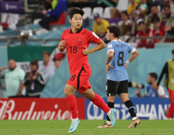 2022 카타르 월드컵 우루과이전에서 월드컵 데뷔를 이룬 이강인(왼쪽). /사진=뉴시스 제공