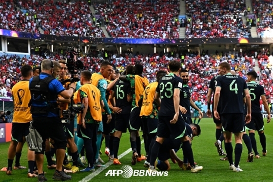 호주 축구 대표팀 선수들이 득점이 터지자 기뻐하고 있다./AFPBBNews=뉴스1
