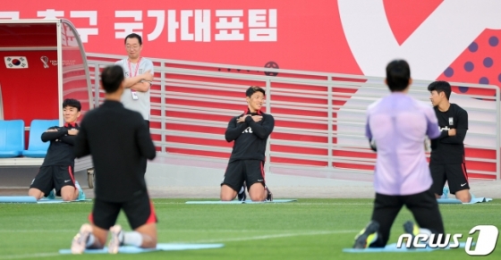  파울루 벤투 감독이 이끄는 대한민국 축구대표팀의 황희찬 등이 26일 오후(현지시간) 카타르 도하 알에글라 트레이닝센터에서 훈련을 하고 있다. /사진=뉴스1