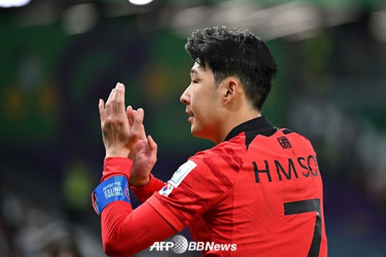 손흥민이 지난 24일 우루과이전을 마친 뒤 마스크를 벗고 팬들에게 인사하고 있다. /AFPBBNews=뉴스1