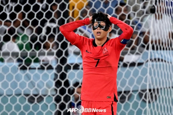 지난 24일 우루과이전 후반 막판 슈팅 기회를 놓친 뒤 아쉬워하고 있는 손흥민. /AFPBBNews=뉴스1