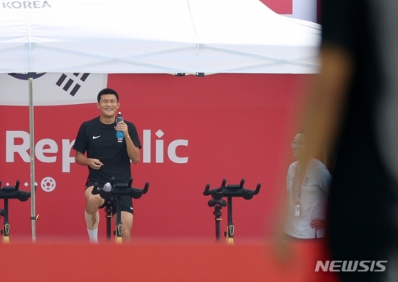  대한민국 축구대표팀 김민재가 27일(현지시간) 오후 카타르 도하 알 에글라 트레이닝센터에서 자전거를 타며 밝게 웃고 있다. /사진=뉴시스