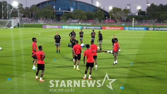 27일 카타르 도하 어스파이어존 훈련장에서 한국전 대비 공식 훈련 중인 가나대표팀 선수들. /사진=김명석 기자