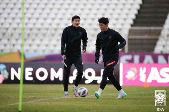 훈련 중인 김민재(왼쪽)와 김영권. /사진=대한축구협회