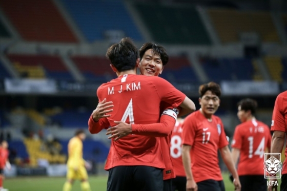 지난 2019년 동아시안컵 중국전에서 골을 넣은 김민재를 안으며 축하해주고 있는 김영권. /사진=대한축구협회 