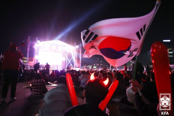 지난 24일 서울 광화문 광장에서 거리 응원 중인 팬들. /사진=대한축구협회