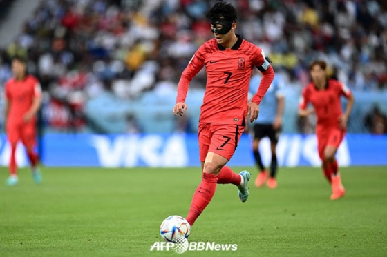 마스크를 착용한 채 지난 24일 우루과이전에 선발 풀타임 출전한 손흥민. /AFPBBNews=뉴스1