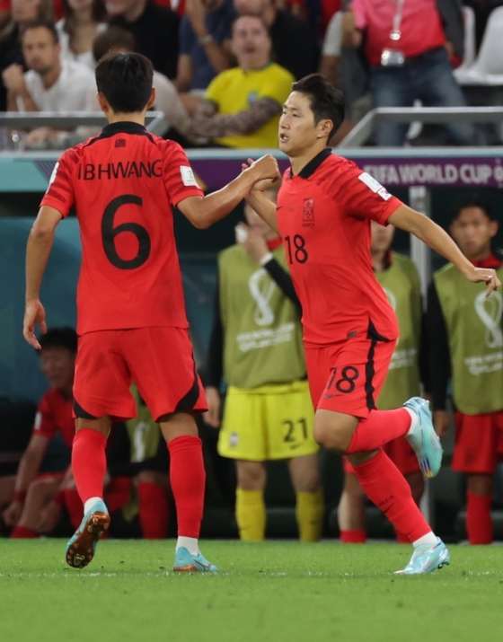 이강인(오른쪽)이 24일 우루과이와 경기에서 교체 투입되고 있다. /사진=뉴시스