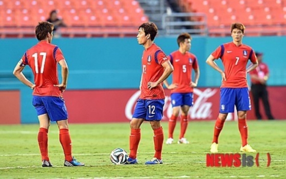 지난 2014년 6월 미국 플로리다주 마이애미의 선라이프 스타디움에서 열린 한국과 가나의 평가전에서 한국 선수들이 전반에만 가나에 두 골을 내준후 아쉬워 하고 있다. /사진=뉴시스